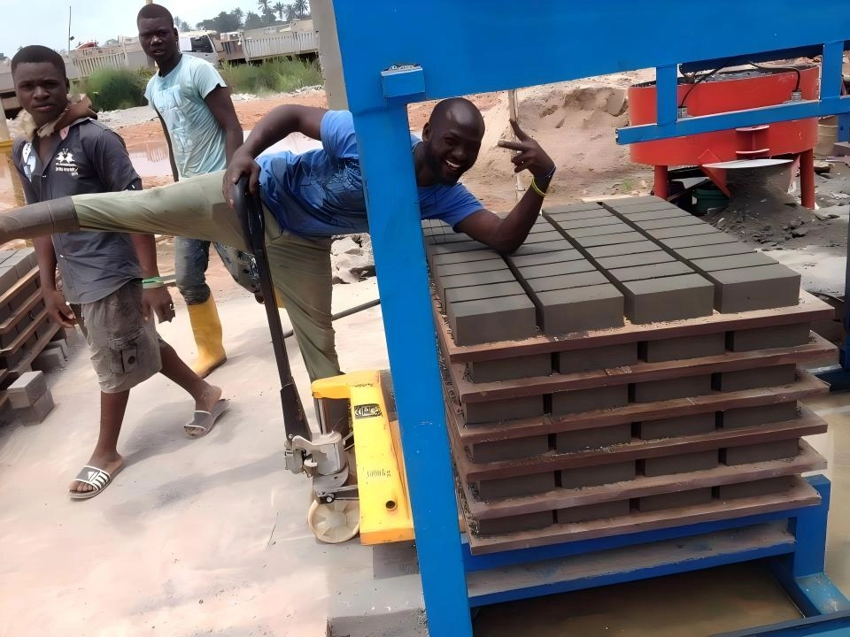 QT8-15 Automatic Concrete Hollow Brick Making Machine in Africa
