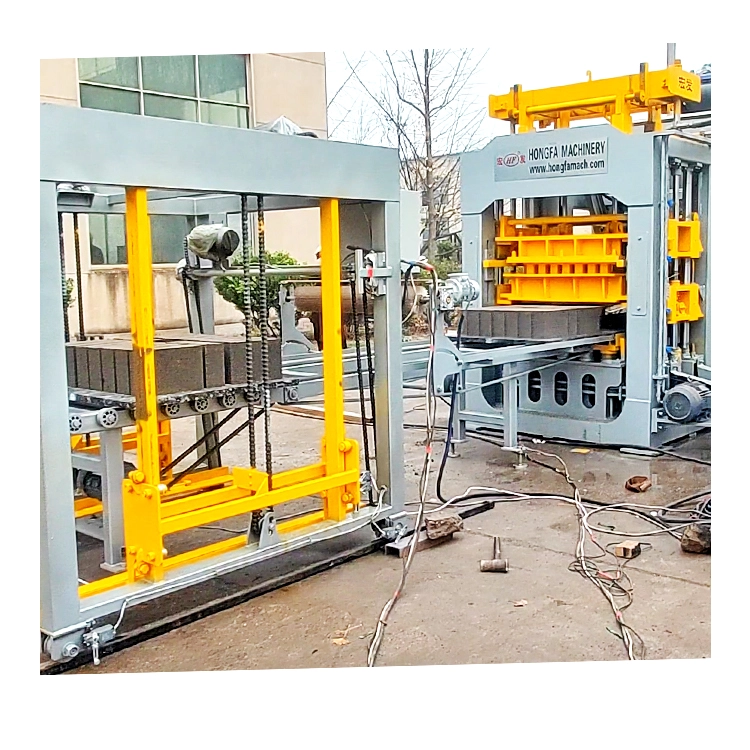 On-site operation of brick production workshop of QT8-15 automatic brick machine On-site operation of brick production workshop of QT8-15 automatic brick machine