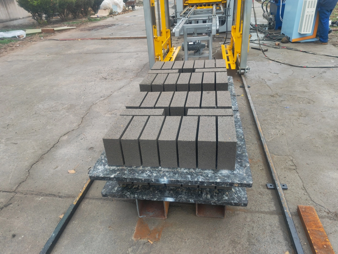 High-Strength Solid Brick Mass Production Solution | QT8-15C High-Pressure Automatic Brick Machine Case High-Strength Solid Brick Mass Production Solution | QT8-15C High-Pressure Automatic Brick Machine Case