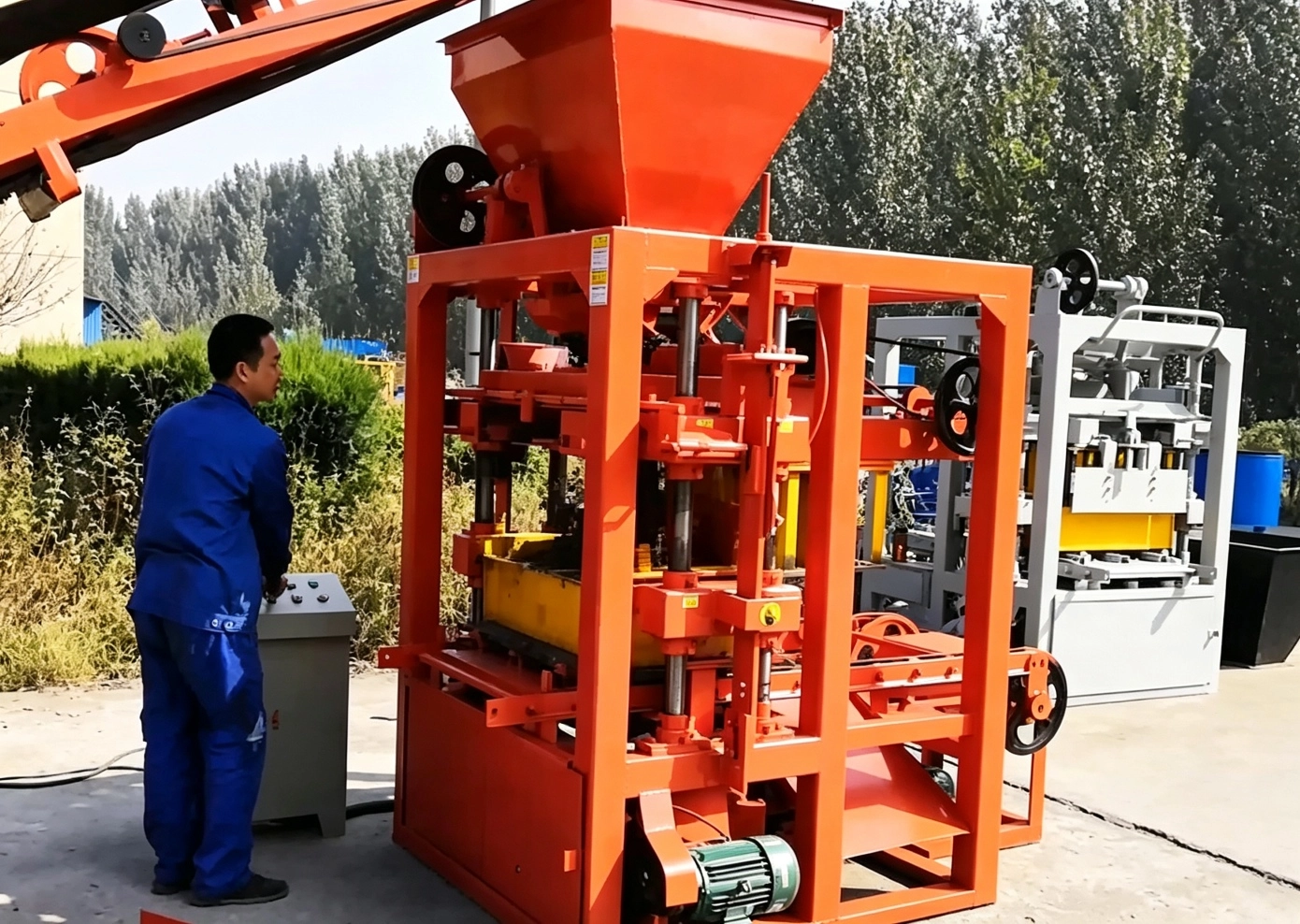 Material Discharging Process of QT4-26D Semi-automatic Block Forming Machine Material Discharging Process of QT4-26D Semi-automatic Block Forming Machine