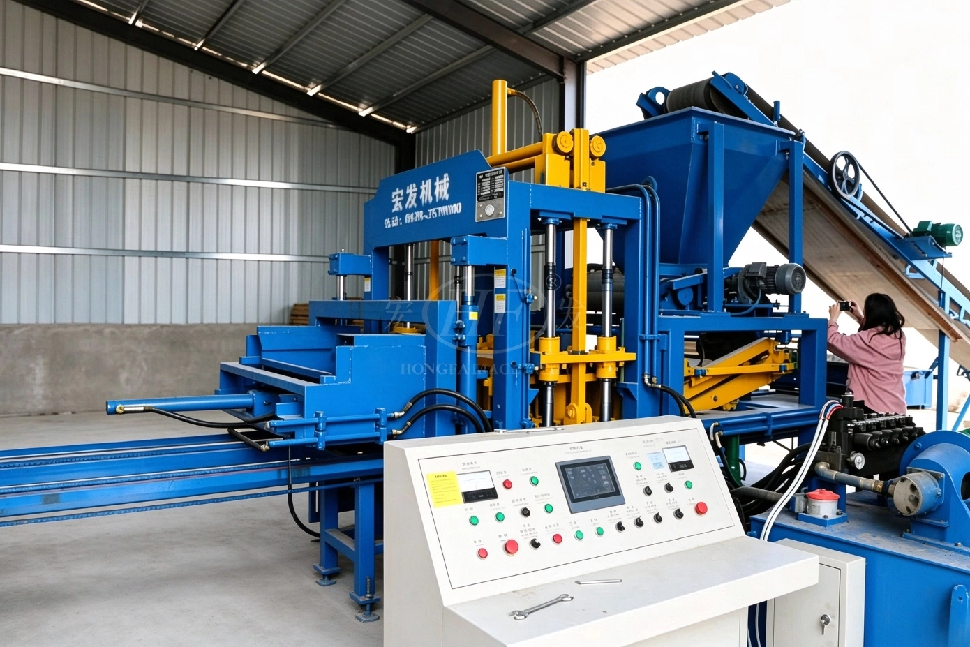 QT4-15C Fully Automatic Concrete Brick Making Machine Host